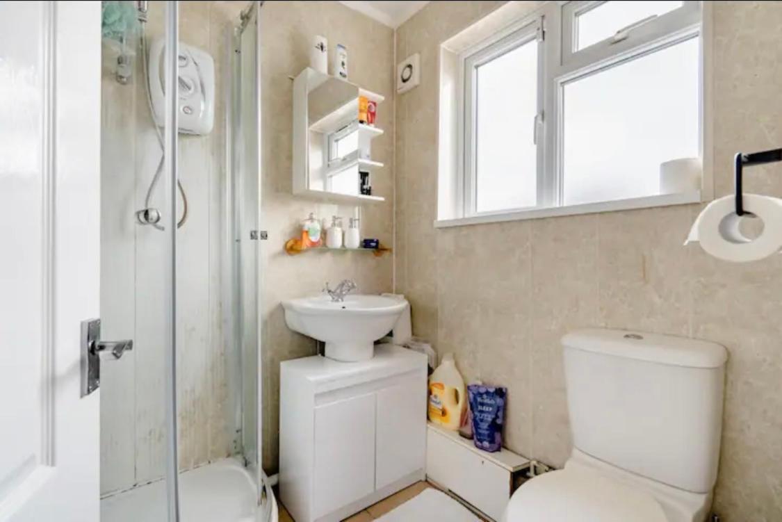 Homestay With Free Parking - Close To Heathrow West Drayton  Exterior photo